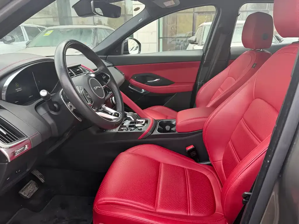 Jaguar E-PACE — фото 10