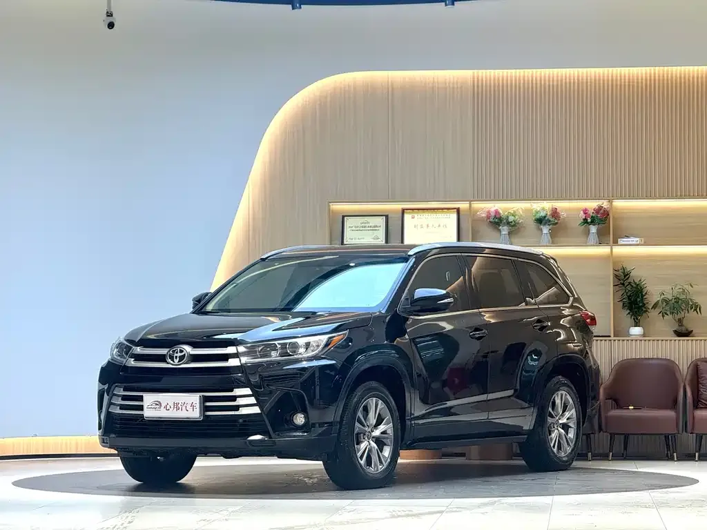 Toyota Highlander — фото 1