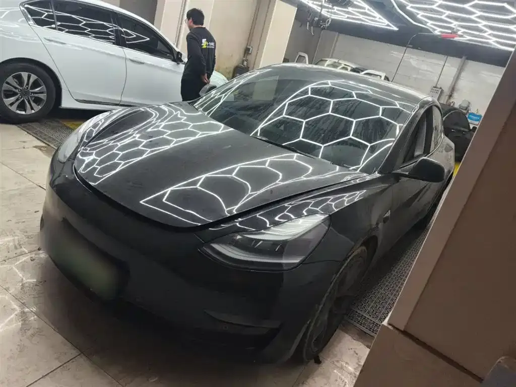 Tesla Model 3 — фото 1