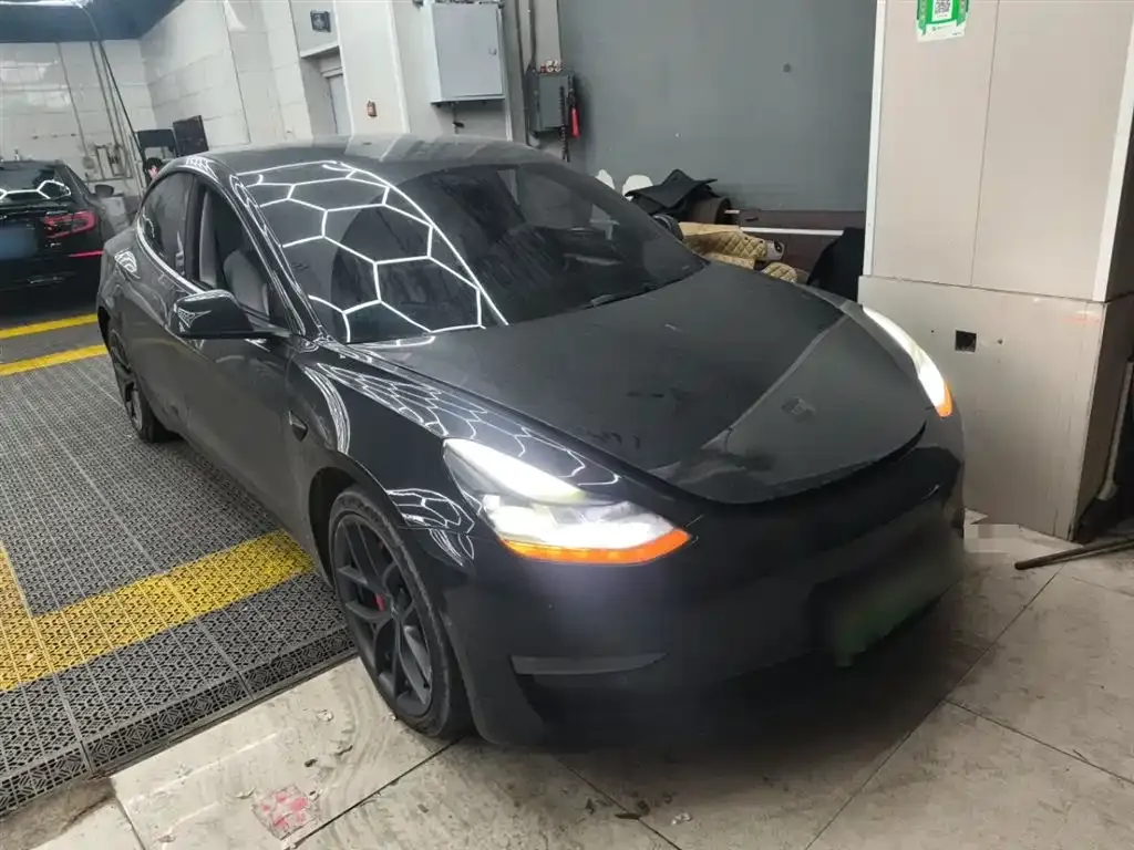 Tesla Model 3 — фото 10