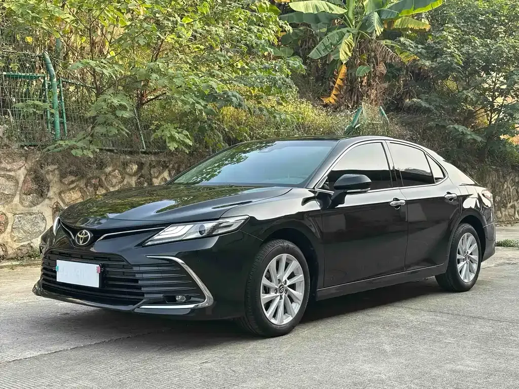 Toyota Camry — фото 1