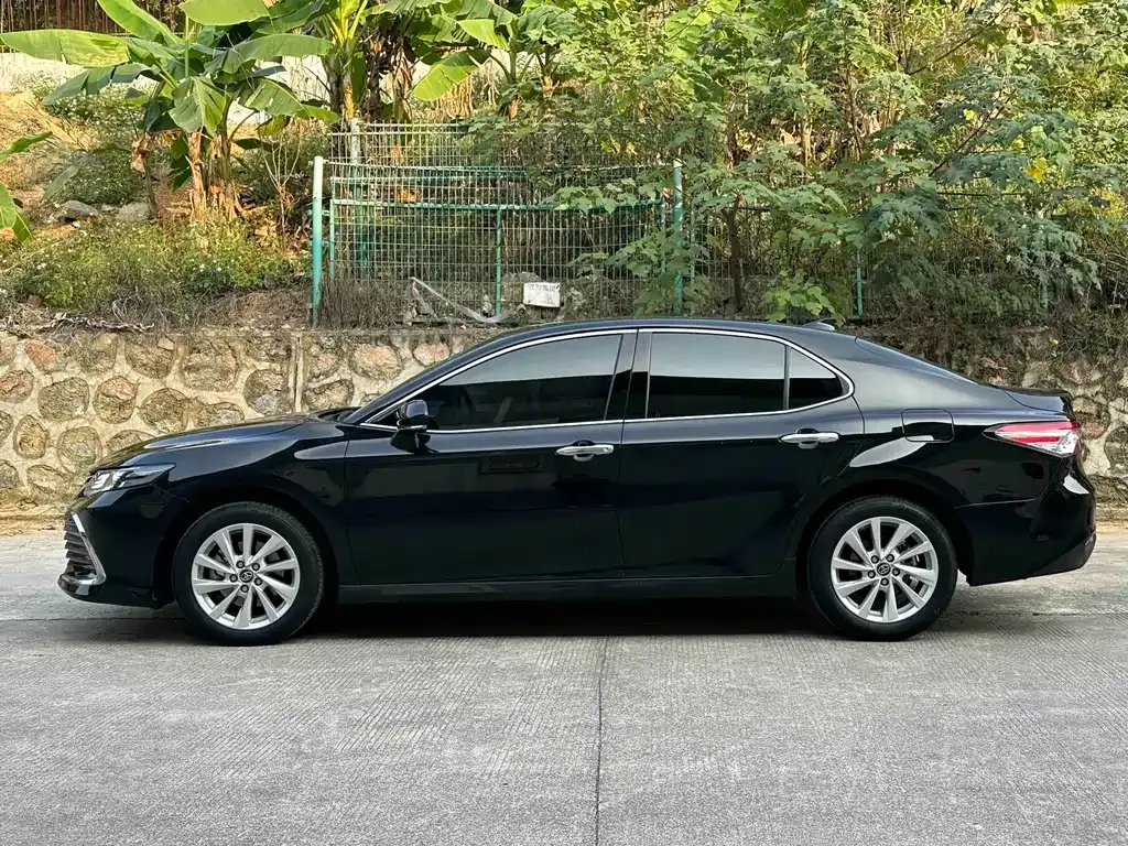 Toyota Camry — фото 2