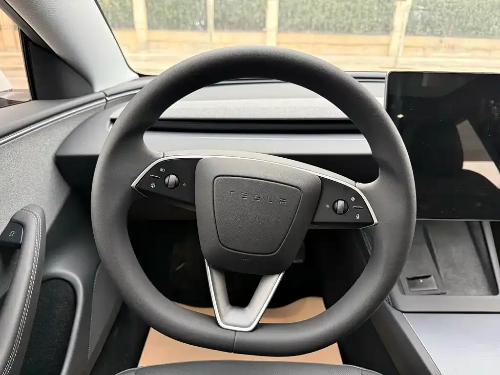 Tesla Model 3 — фото 7