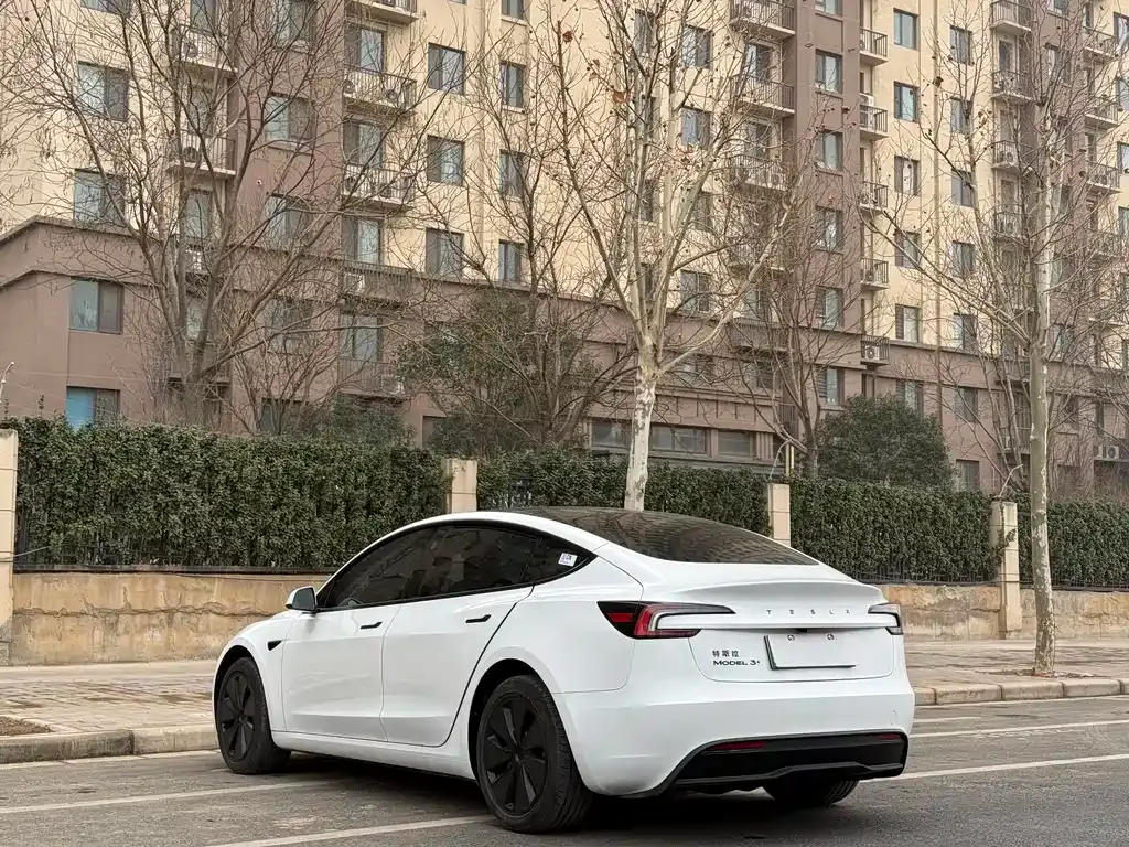 Tesla Model 3 — фото 10