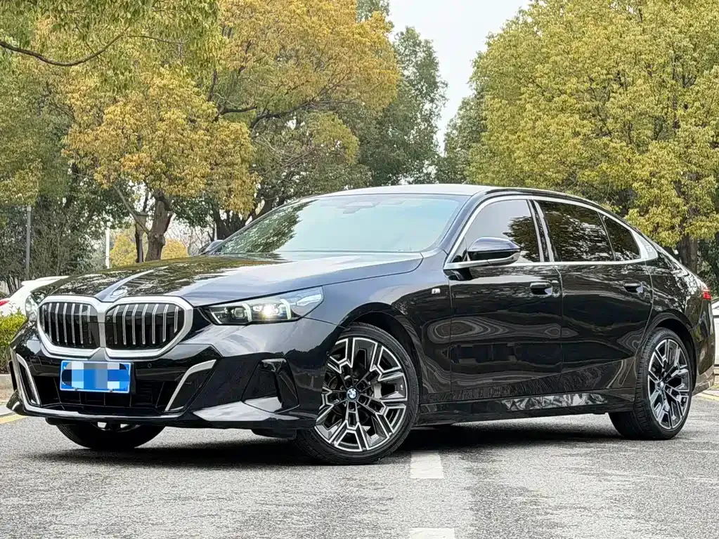 BMW 5 Series — фото 1