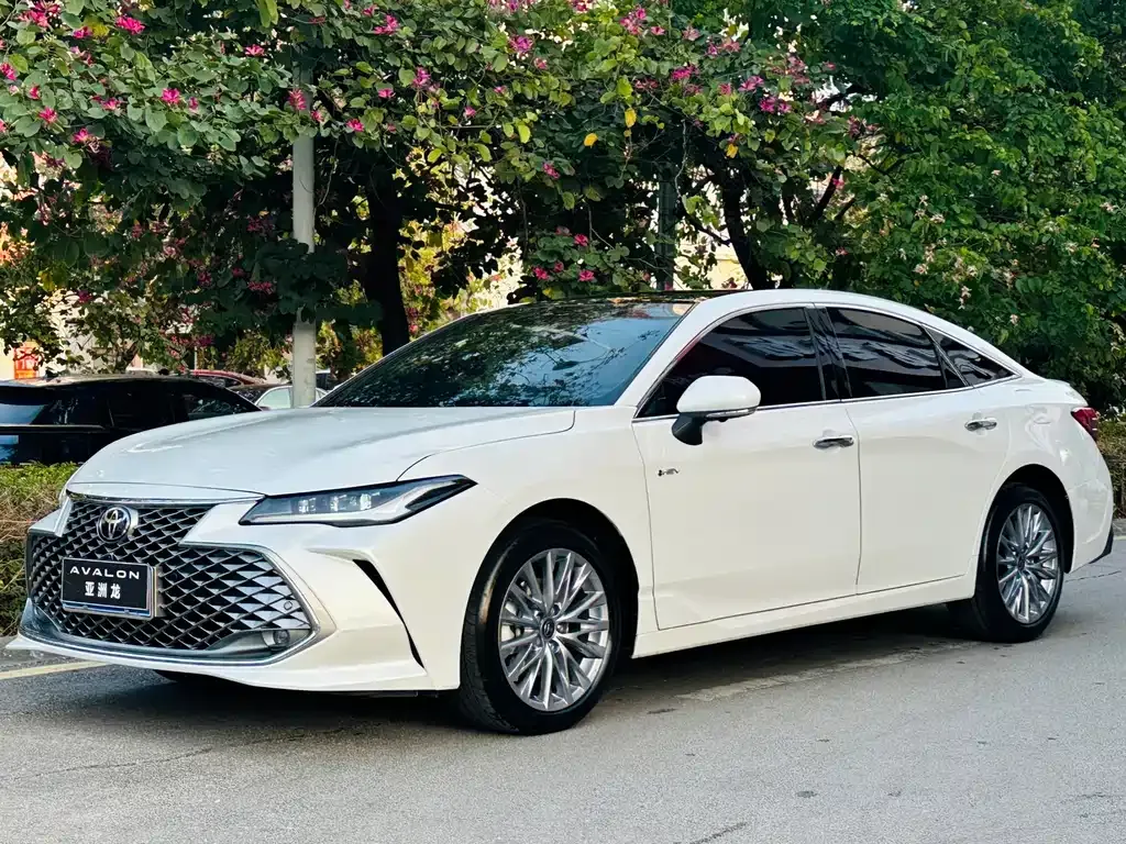 Toyota Avalon — фото 1