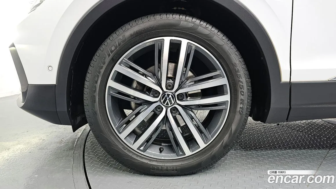Volkswagen Tiguan — фото 8