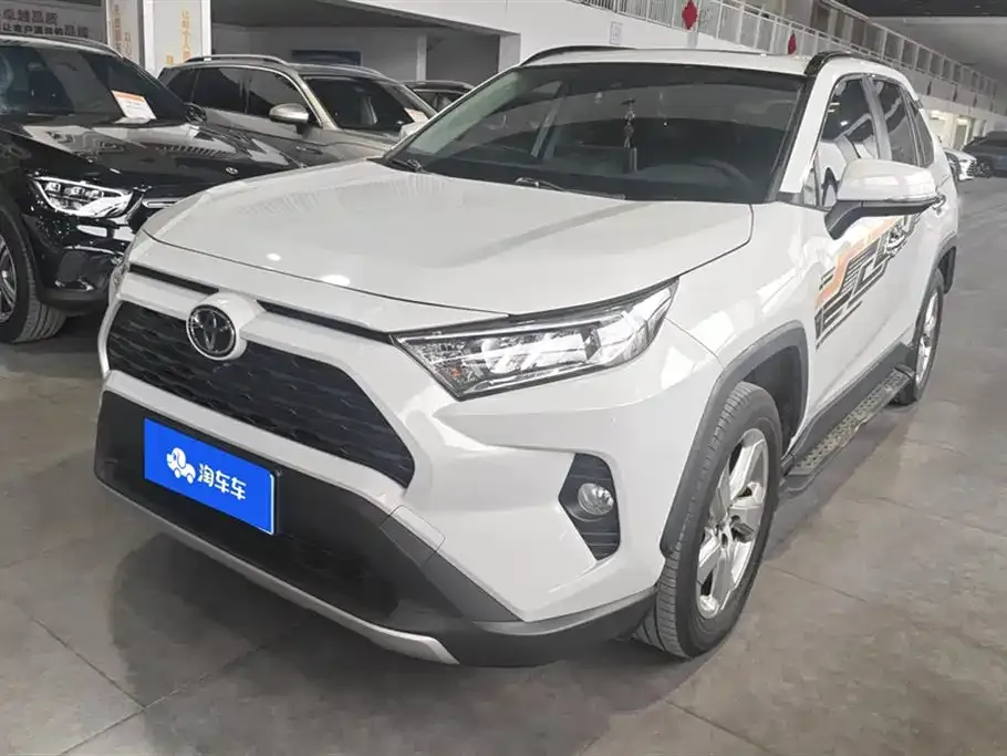 Toyota RAV4 — фото 1