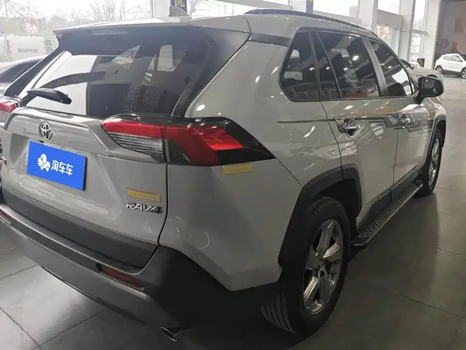 Toyota RAV4 — фото 8