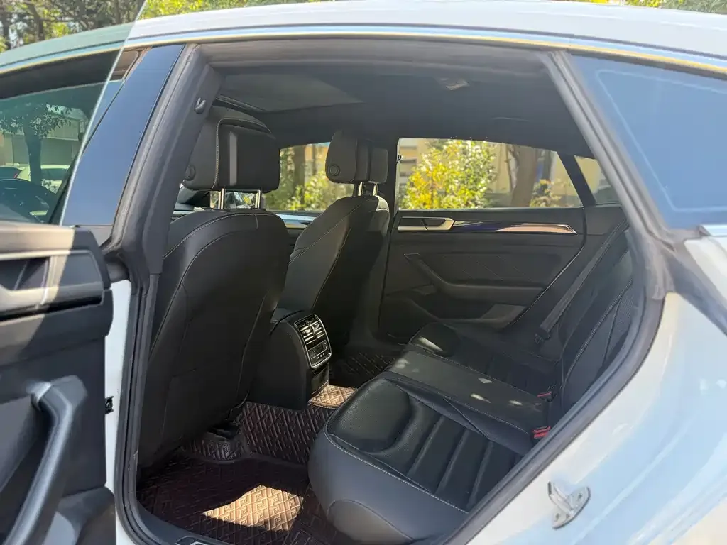 Volkswagen CC 2023 из CN, фото 2