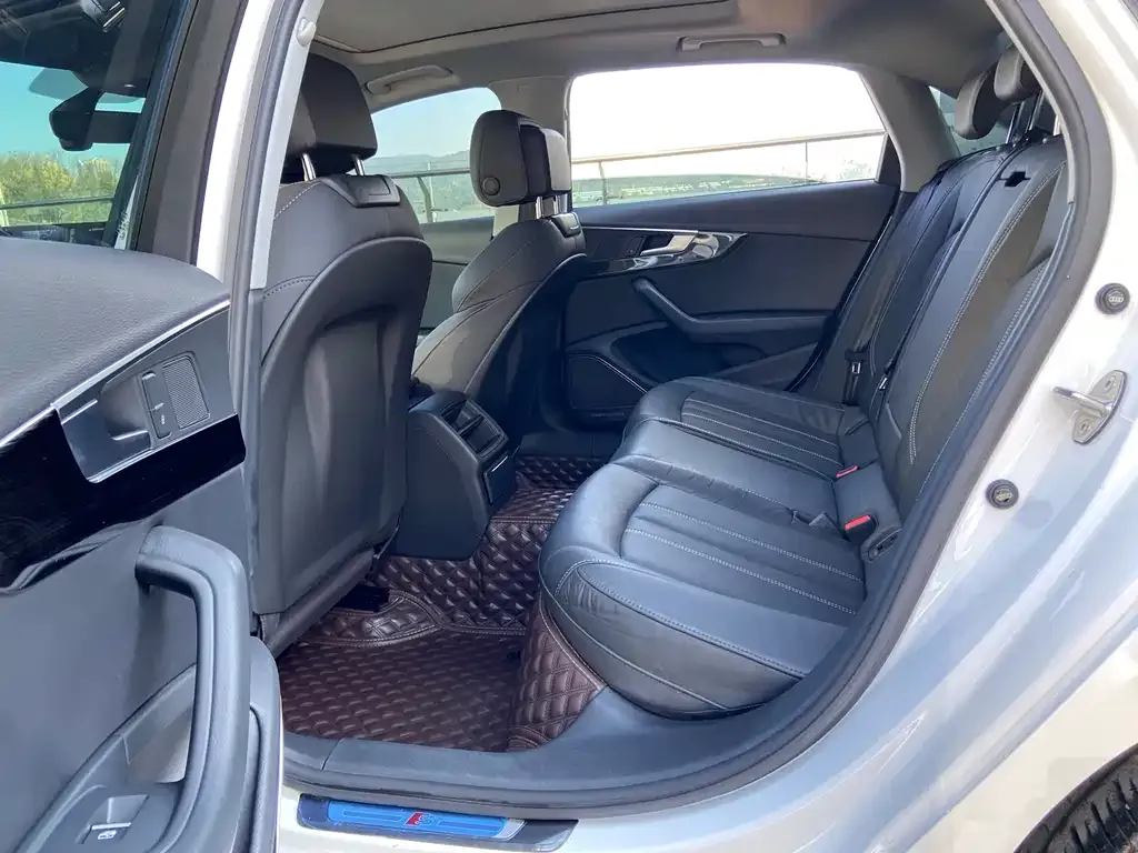 Audi A4L 2021 из CN, фото 4