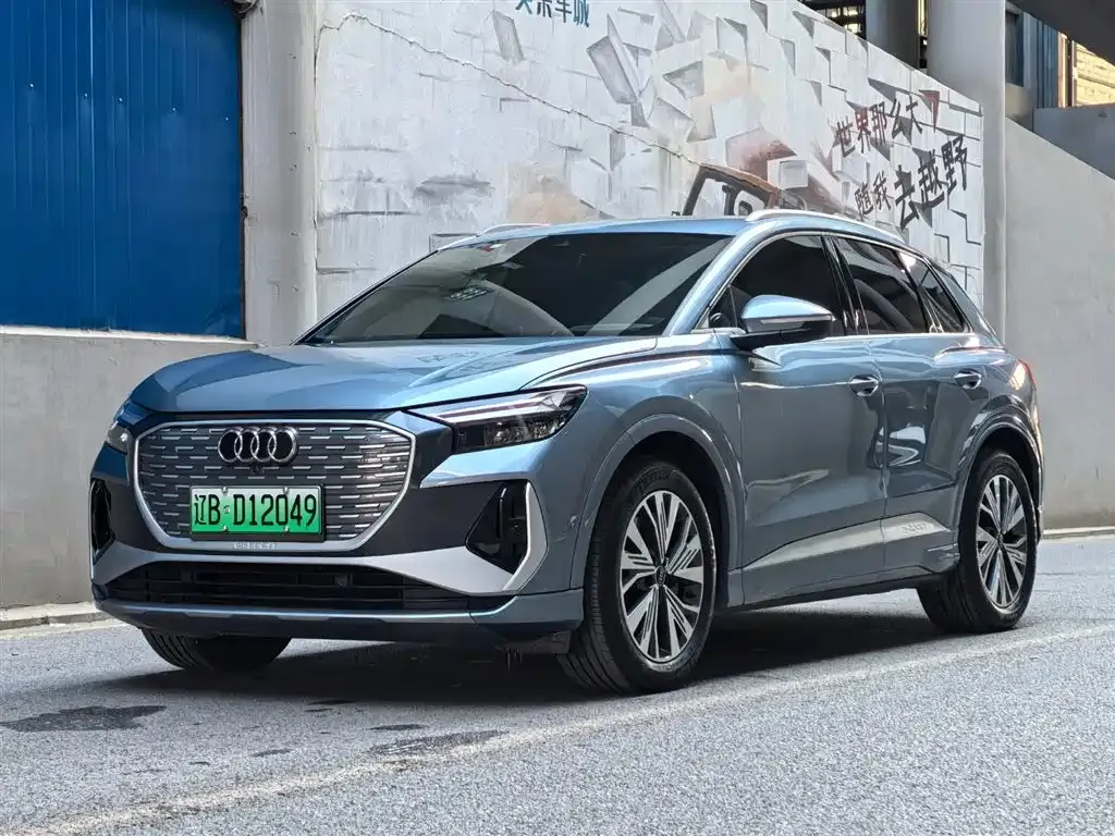 Audi Q4 e-tron — фото 1