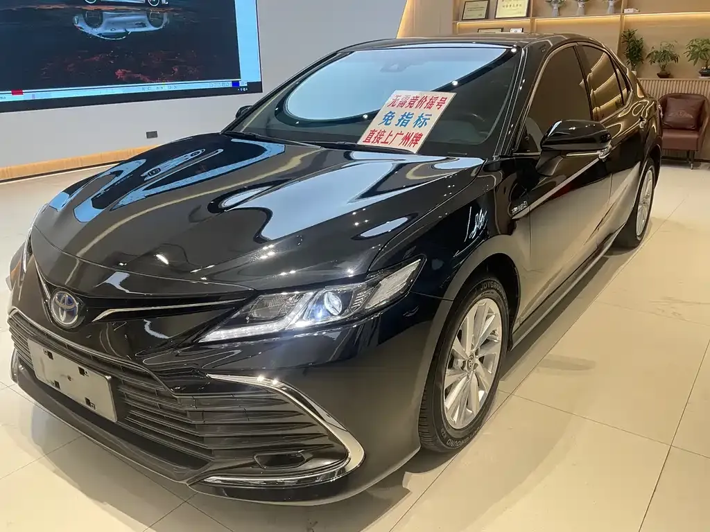 Toyota Camry — фото 1