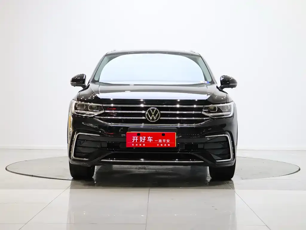 Volkswagen Tiguan L — фото 1