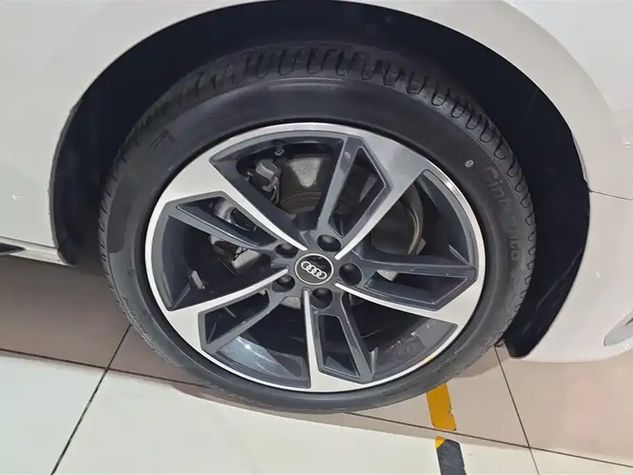 Audi A4L 2024 из CN, фото 4