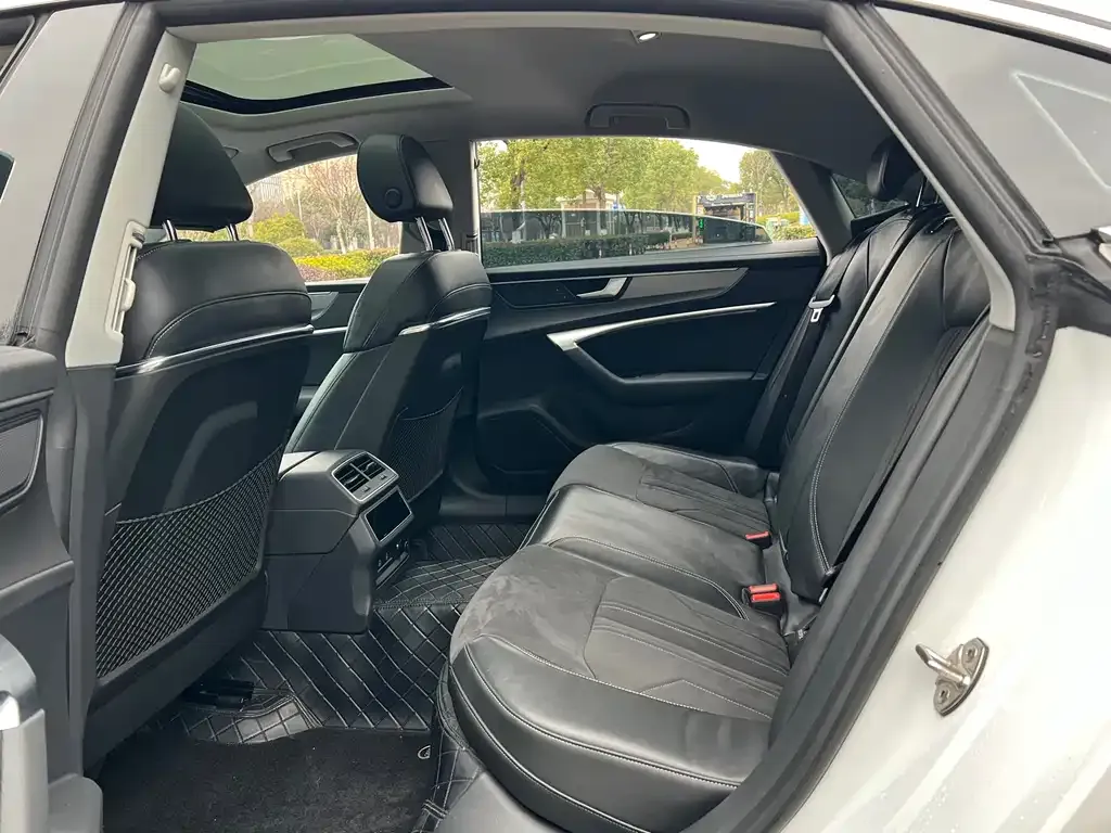 Audi A7L 2023 из CN, фото 4
