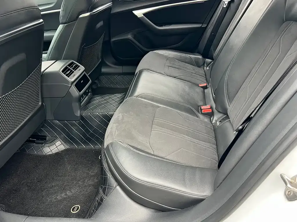 Audi A7L 2023 из CN, фото 5