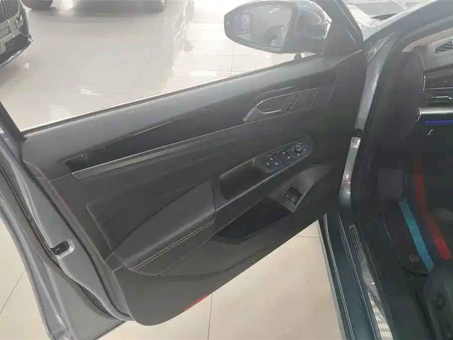 Volkswagen Passat New Energy — фото 10
