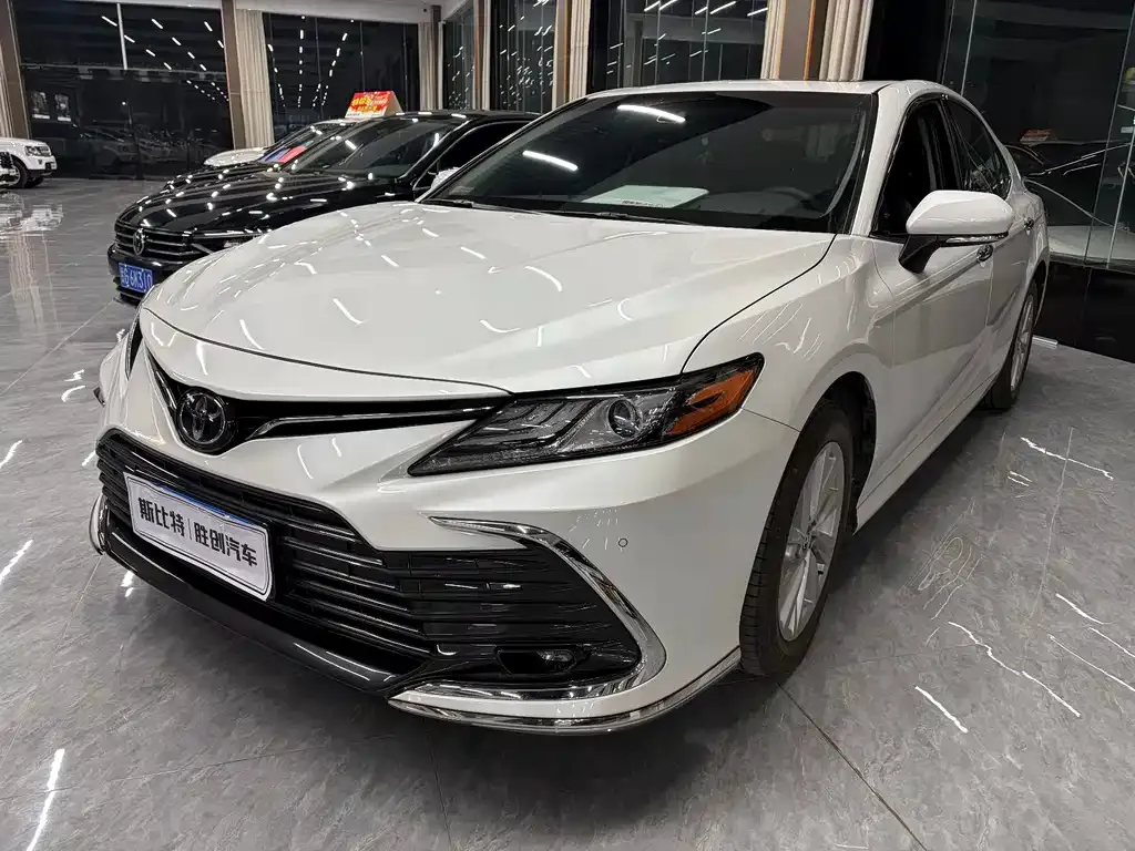Toyota Camry — фото 1