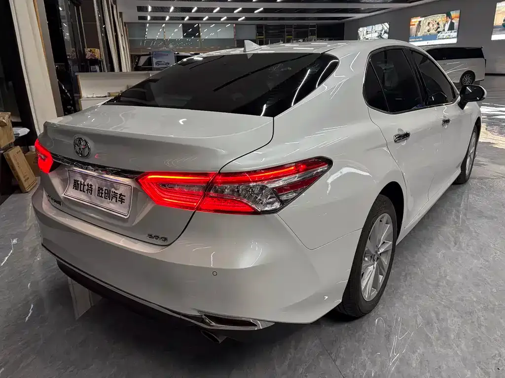 Toyota Camry — фото 10