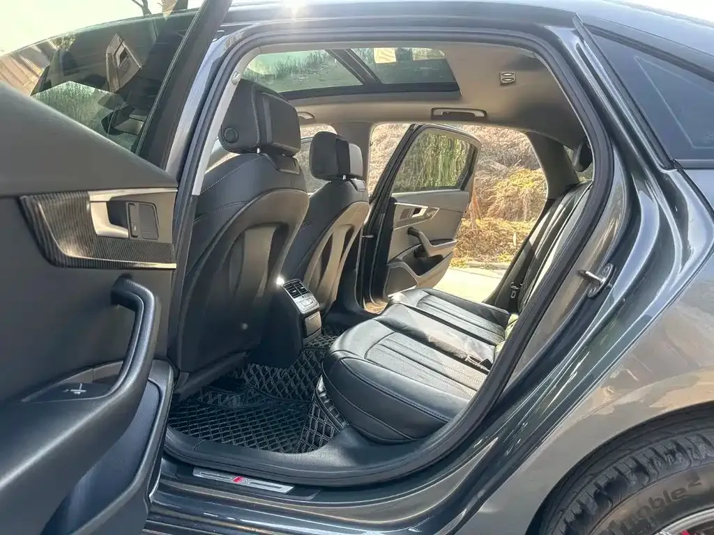 Audi A4L 2022 из CN, фото 8