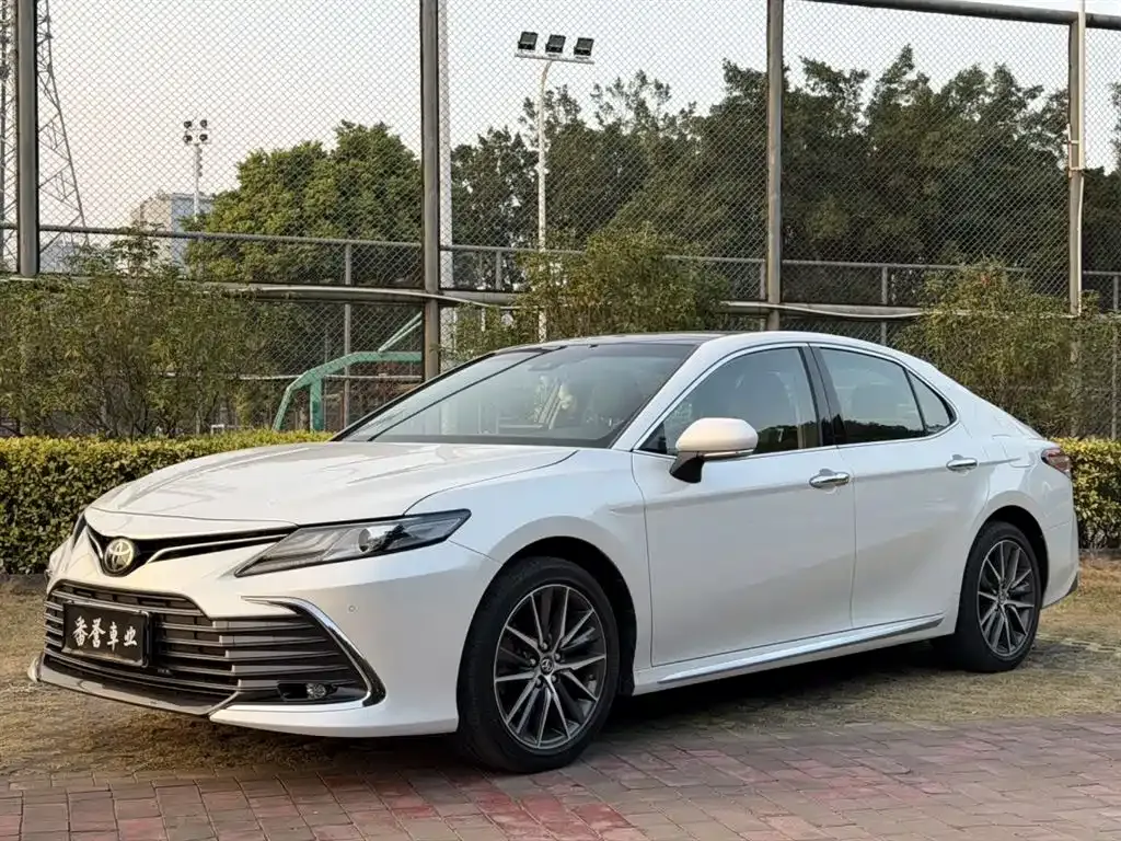 Toyota Camry — фото 1