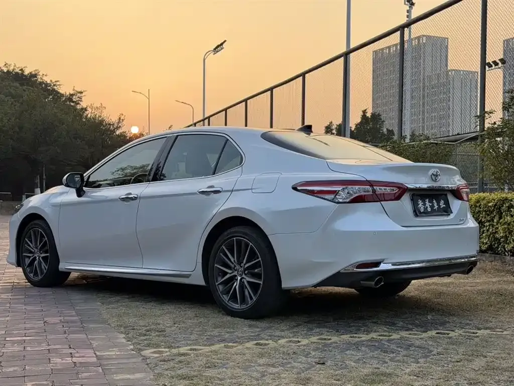 Toyota Camry — фото 9