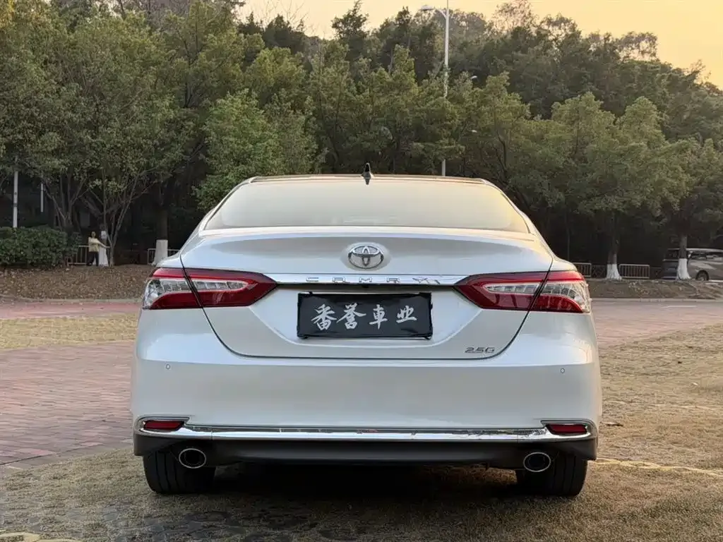 Toyota Camry — фото 2