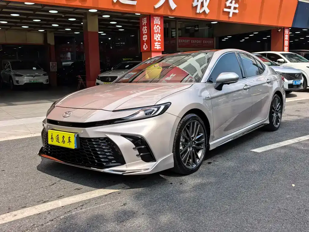 Toyota Camry — фото 1