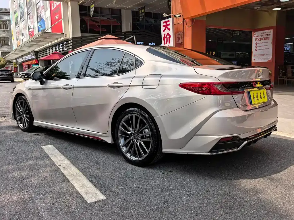 Toyota Camry — фото 10