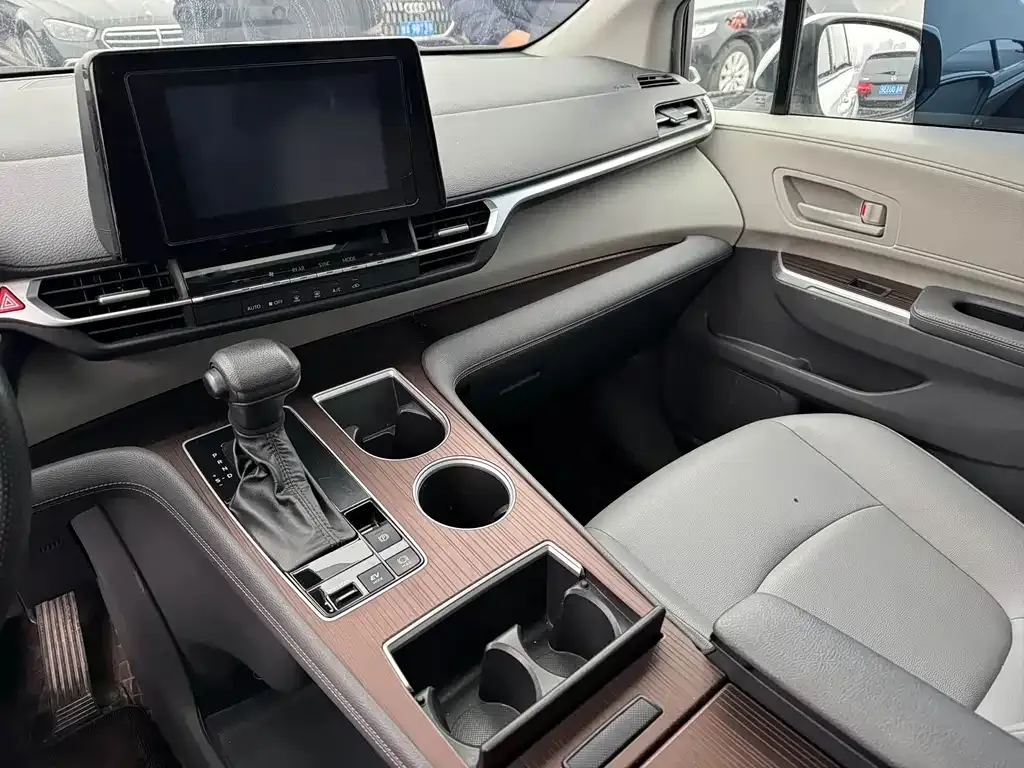 Toyota Granvia 2024 из CN, фото 8