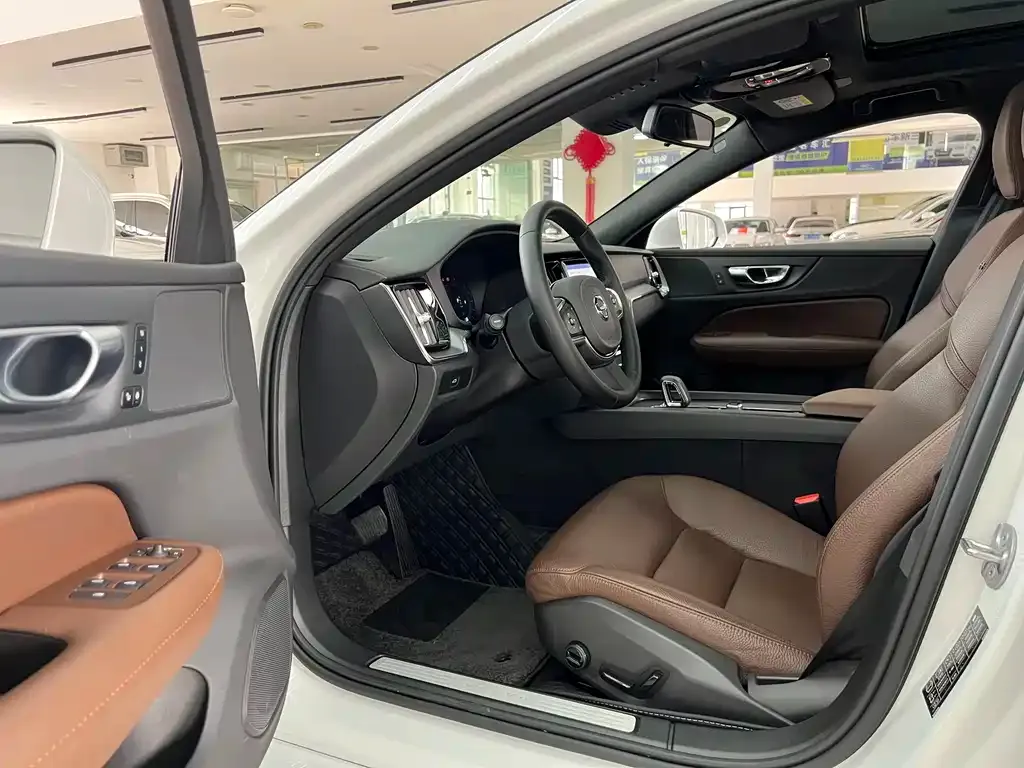 Volvo S60 2025 из CN, фото 5