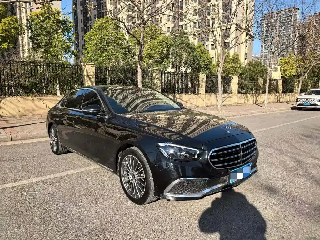 Mercedes-Benz E-Class — фото 1