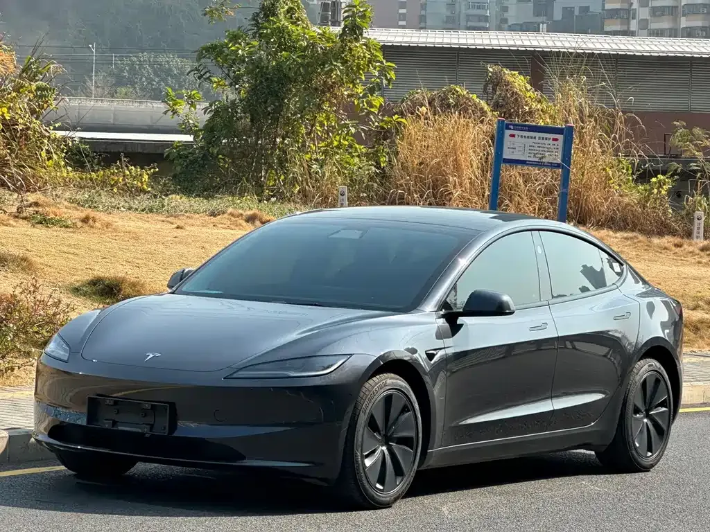 Tesla Model 3 — фото 1