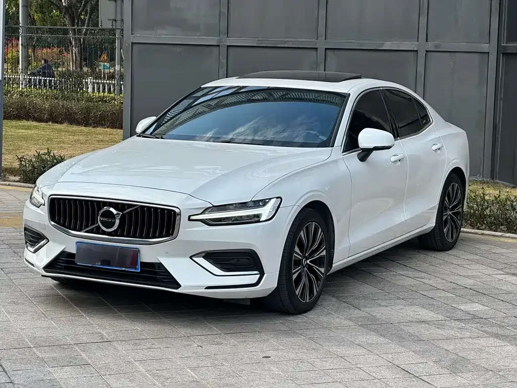 Volvo S60 2023 из CN, фото 1