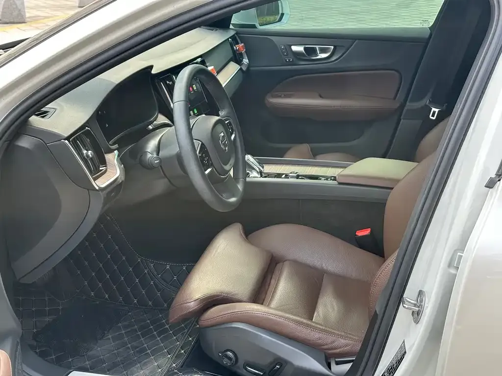 Volvo S60 2023 из CN, фото 3