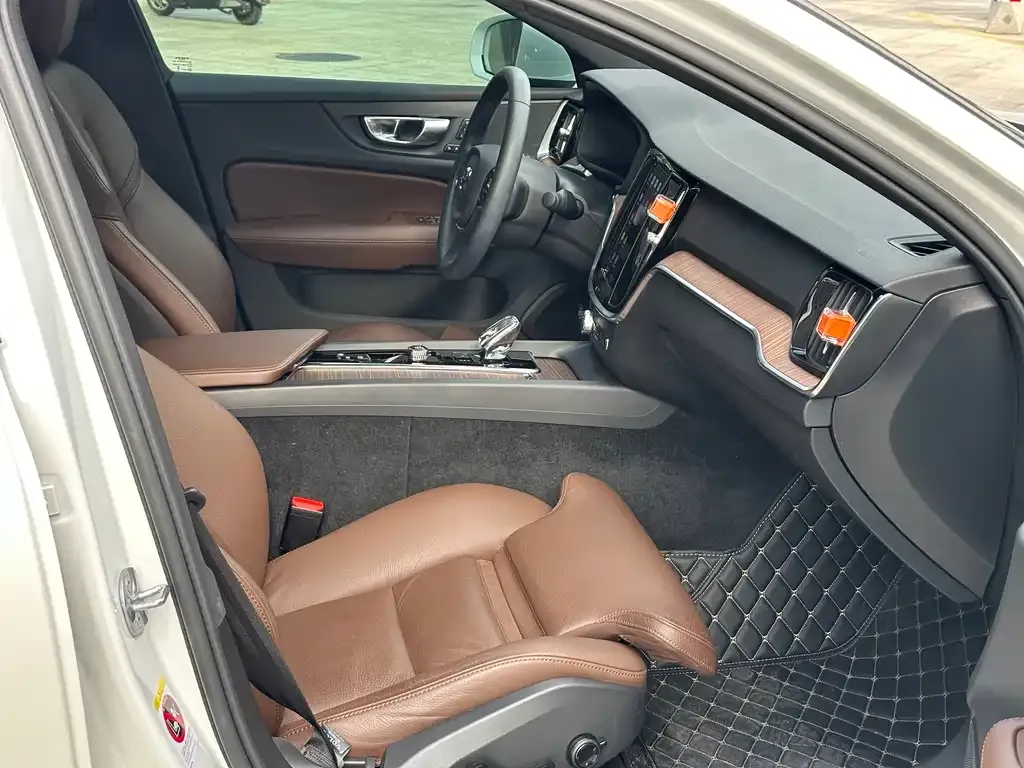 Volvo S60 2023 из CN, фото 4
