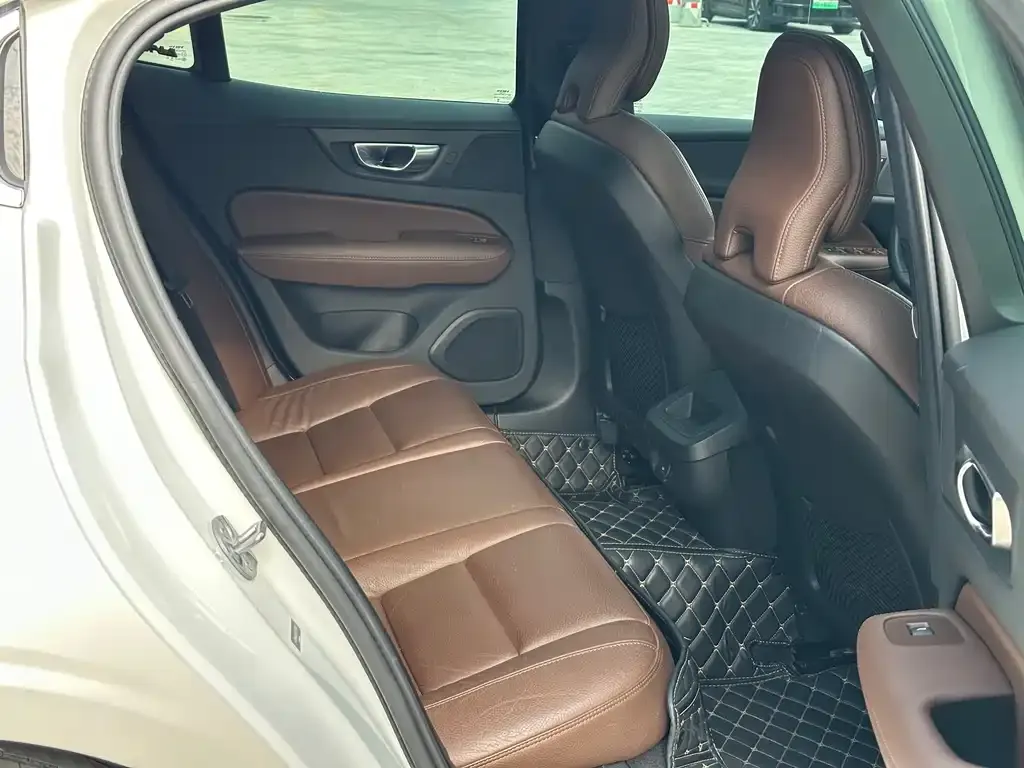 Volvo S60 2023 из CN, фото 8