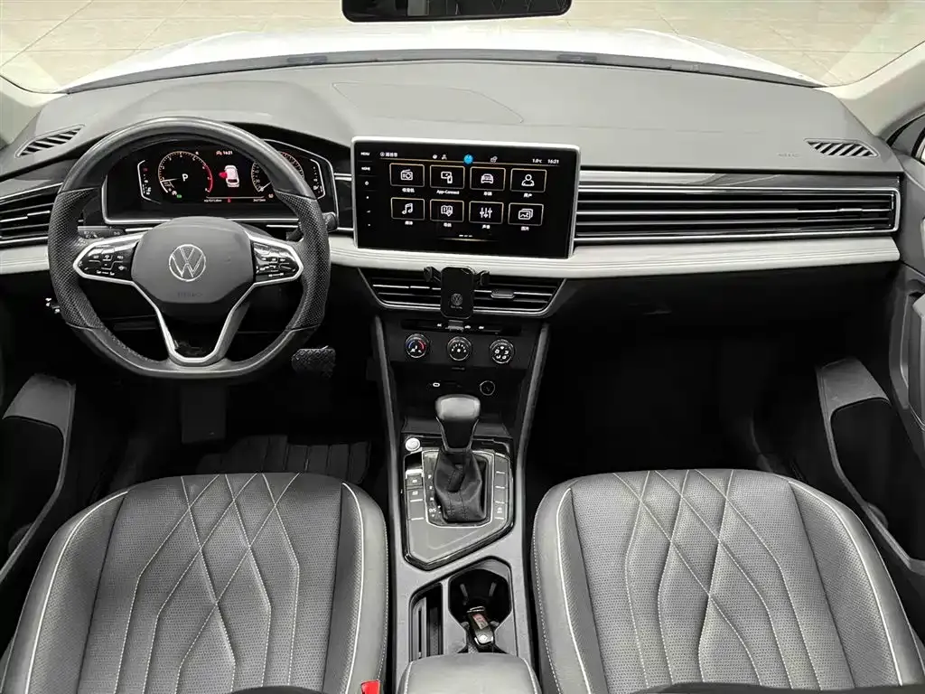 Volkswagen Tiguan L — фото 10