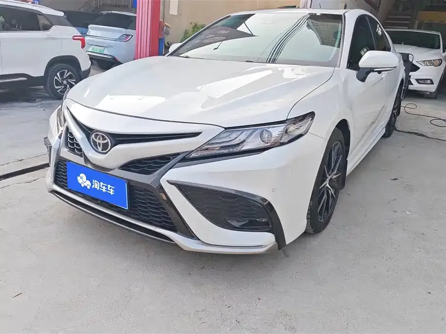 Toyota Camry — фото 1