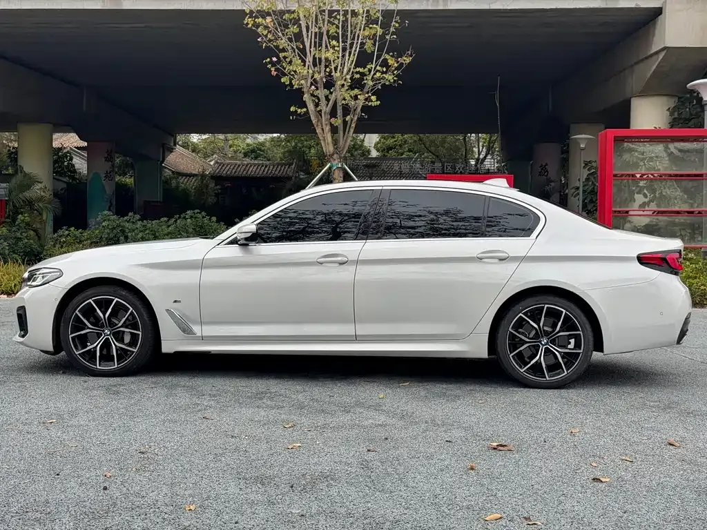 BMW 5 Series — фото 10
