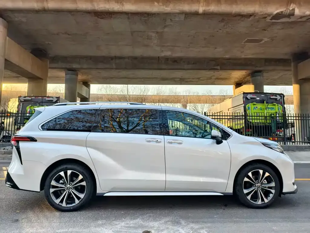 Toyota Granvia — фото 2