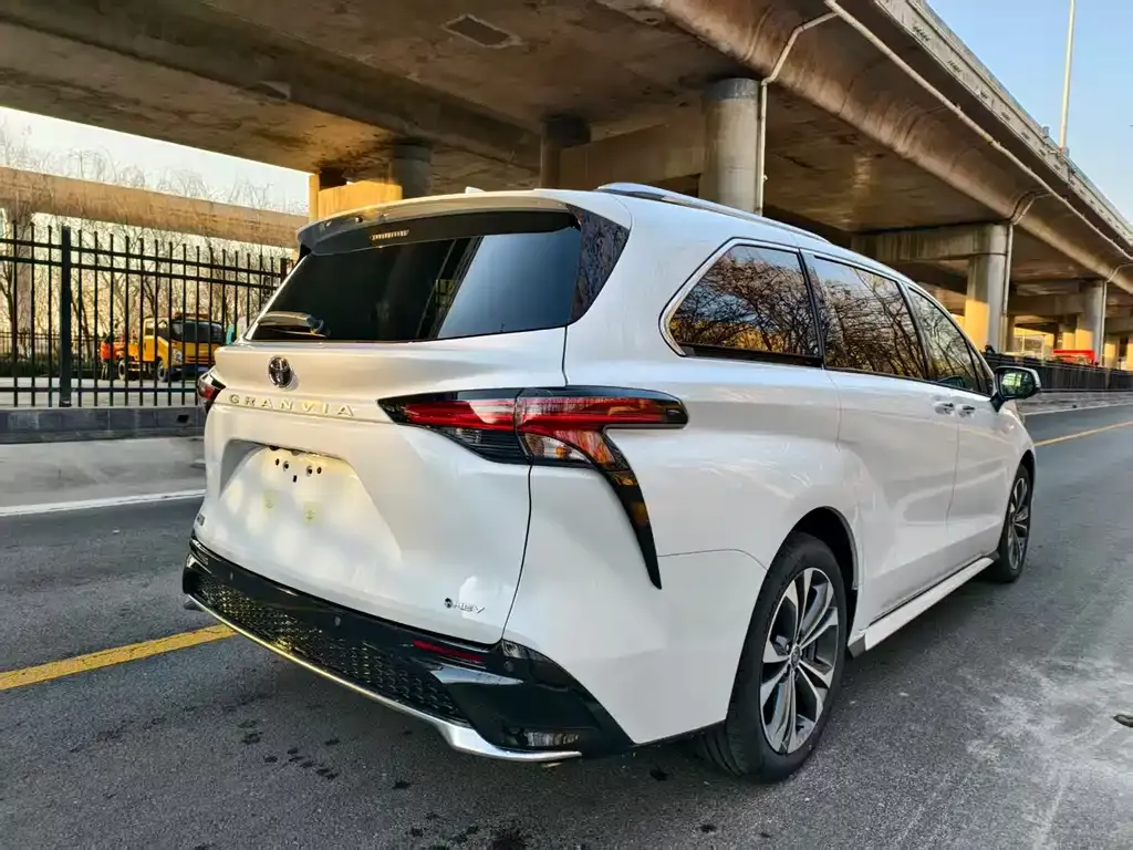 Toyota Granvia — фото 6