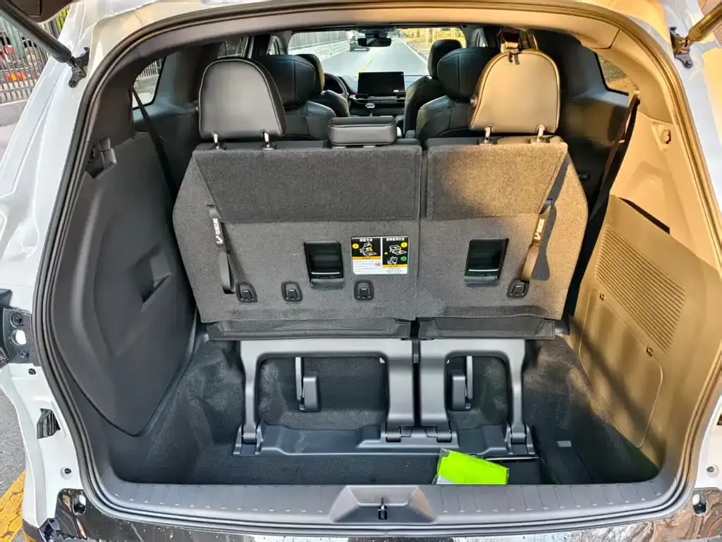 Toyota Granvia — фото 5