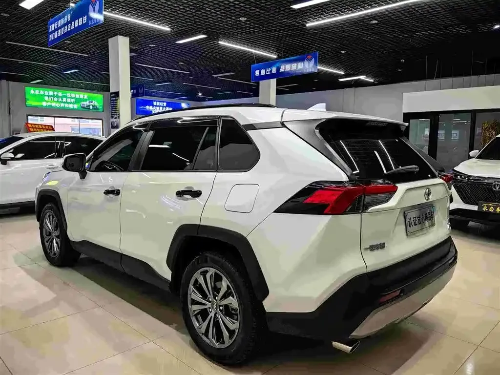 Toyota RAV4 — фото 8