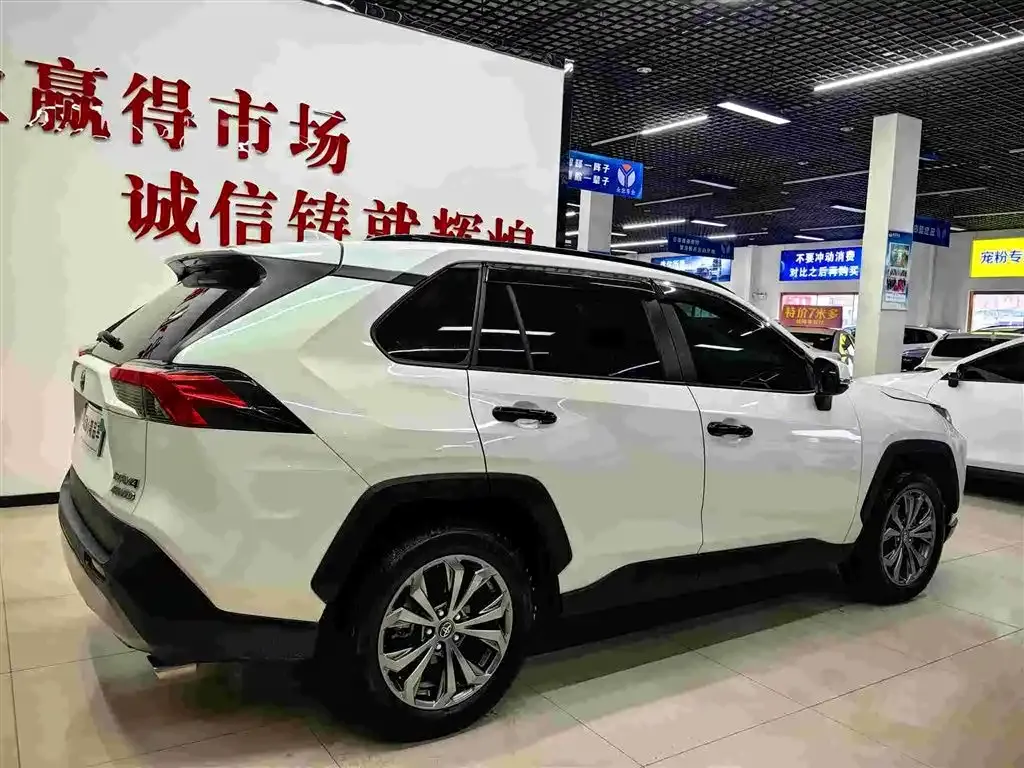Toyota RAV4 — фото 5