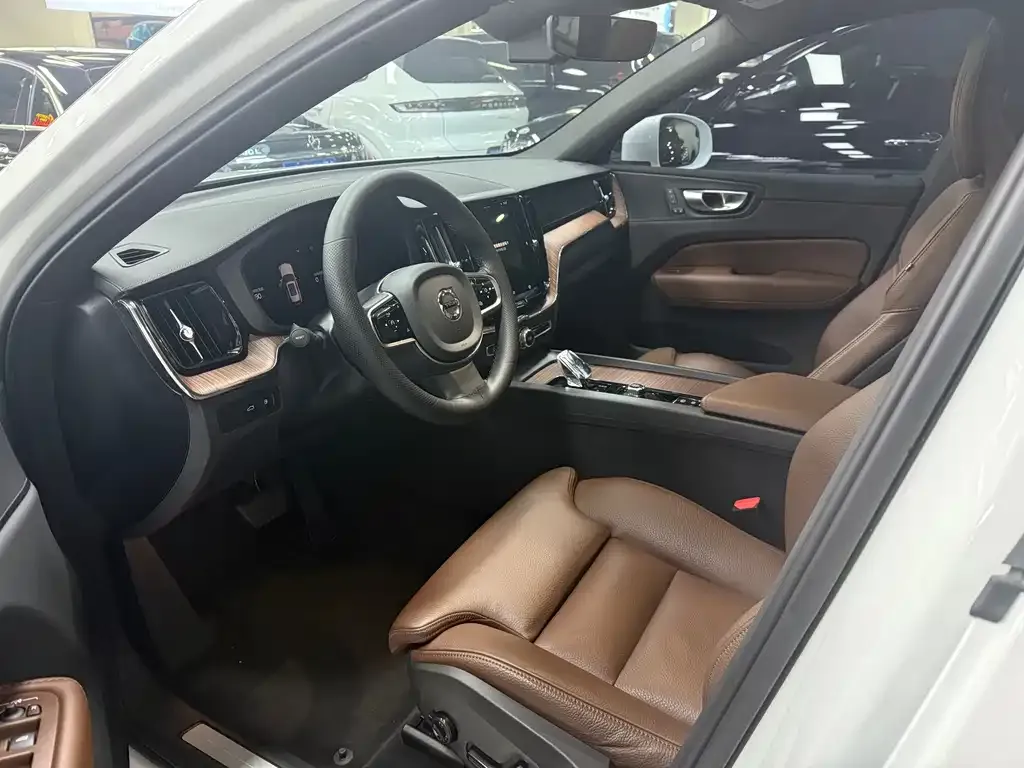 Volvo XC60 PHEV 2024 из CN, фото 4
