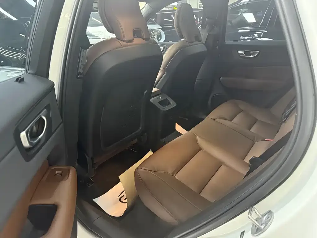 Volvo XC60 PHEV 2024 из CN, фото 2