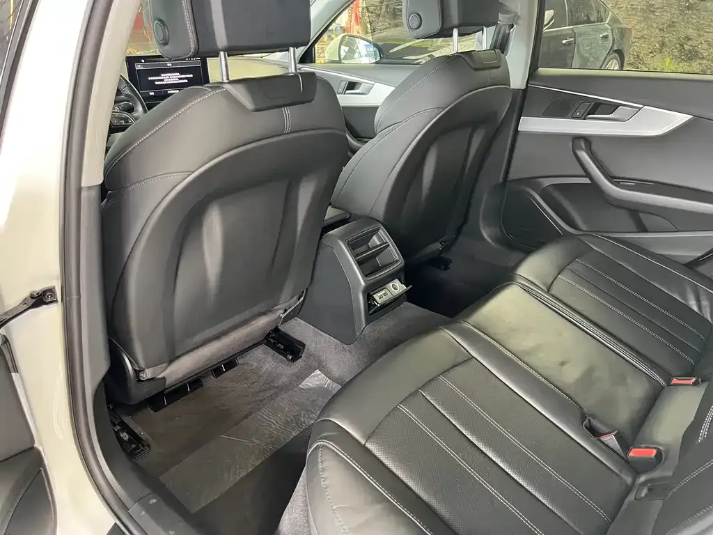 Audi A4L 2022 из CN, фото 4