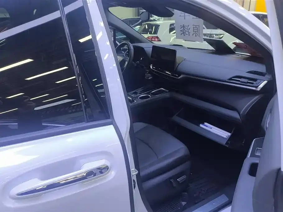 Toyota Granvia 2024 из CN, фото 2